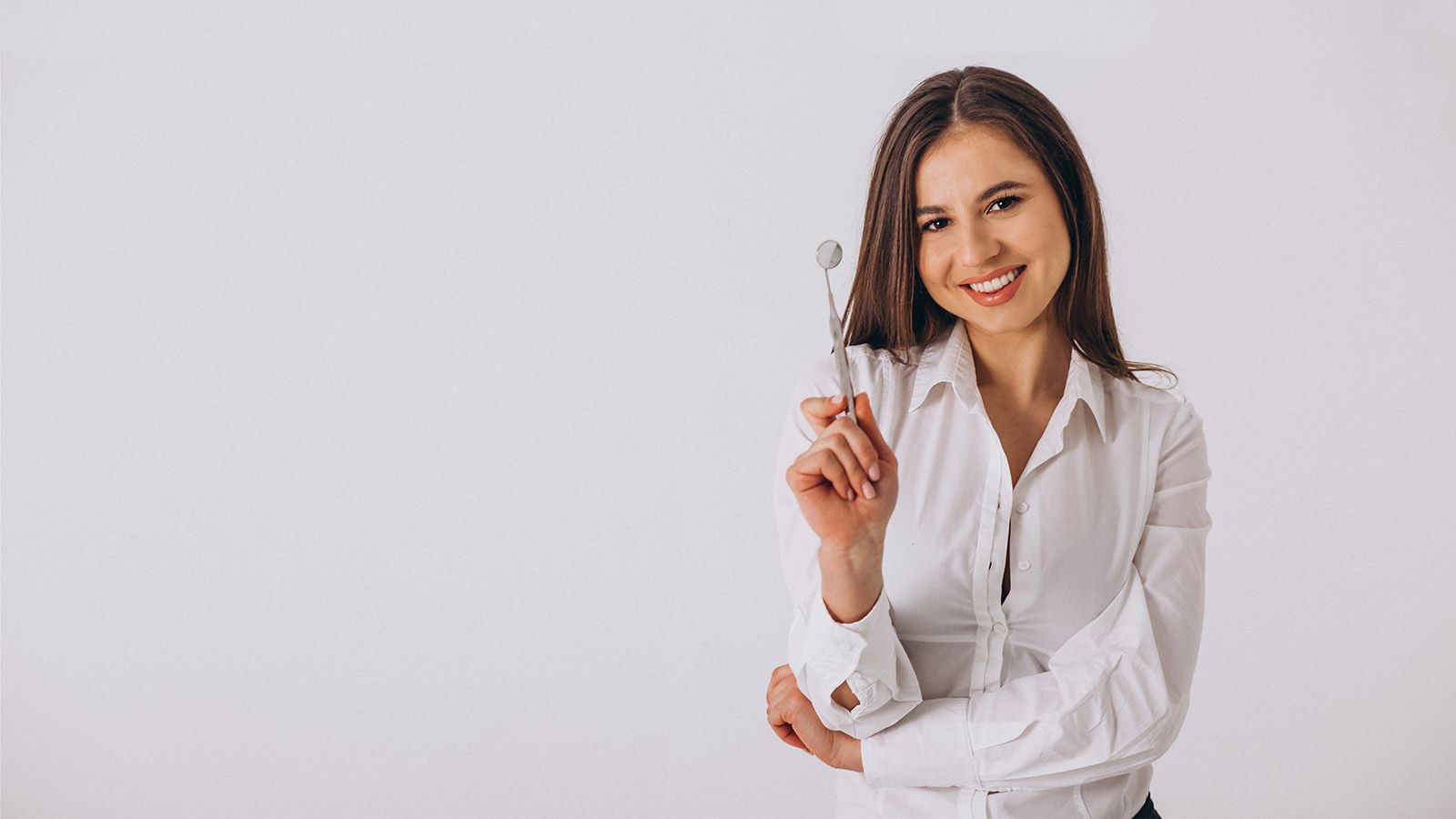 imagem de mulher representando a contratação de um plano odontológico empresarial