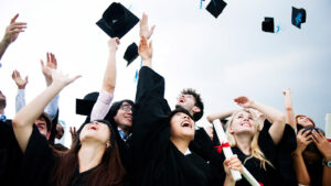 alunos na formatura do ensino médio, demonstrando a importância do seguro educacional para uma formação educacional de qualidade