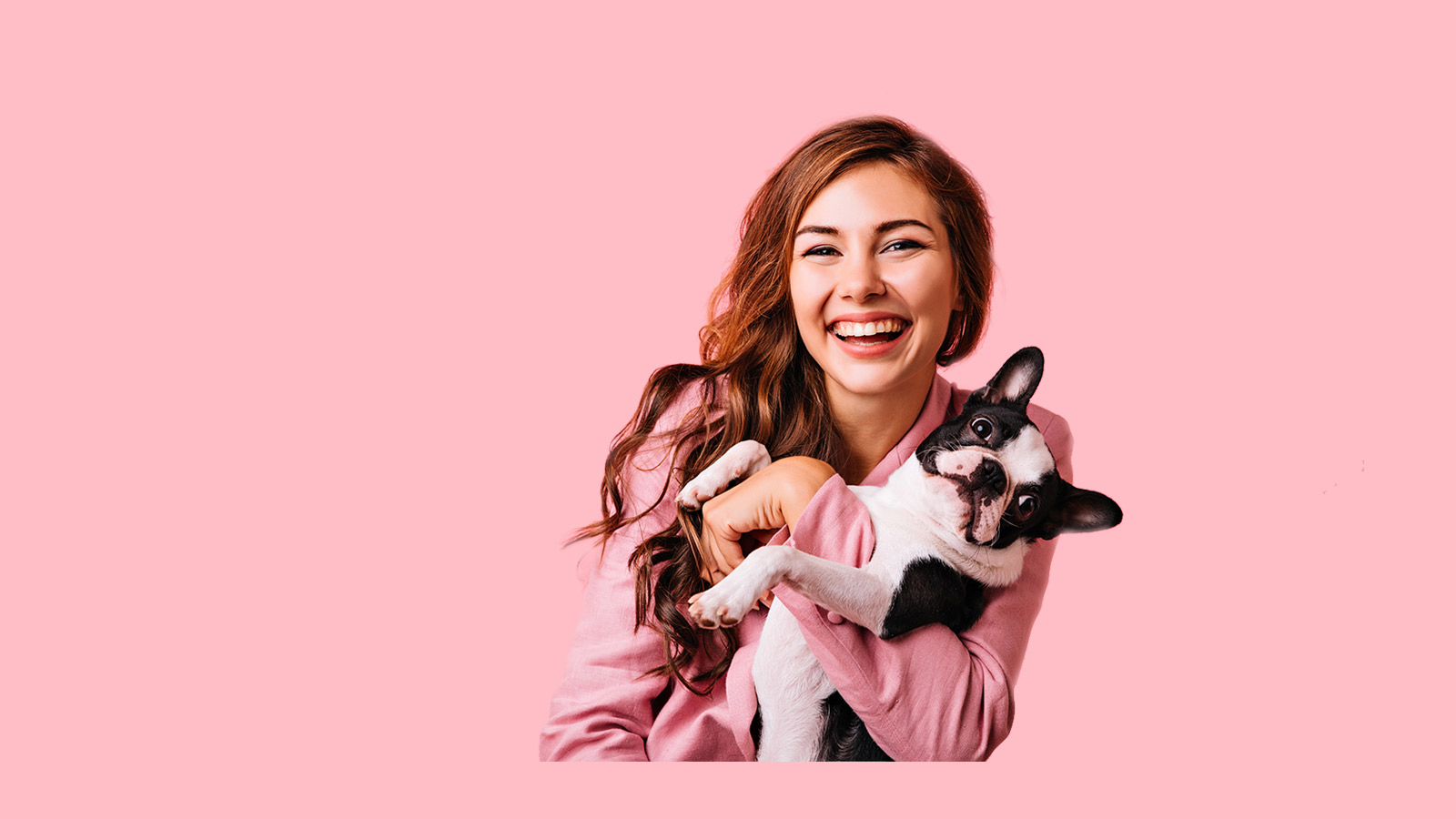 foto de mulher em um fundo rosa, com um cachorro no colo, representando a importância de ter um plano de saúde para pet