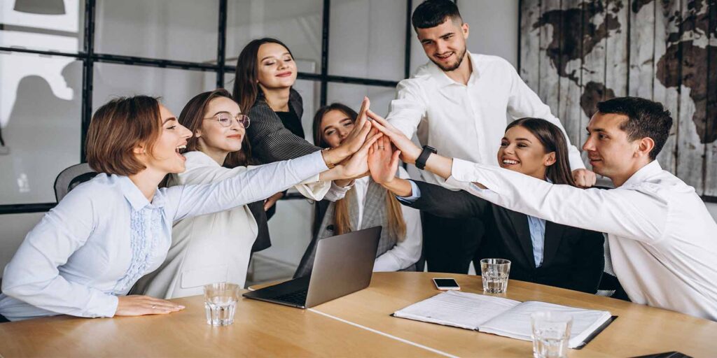 Colegas de trabalho felizes mostrando qualidade de vida do trabalhador